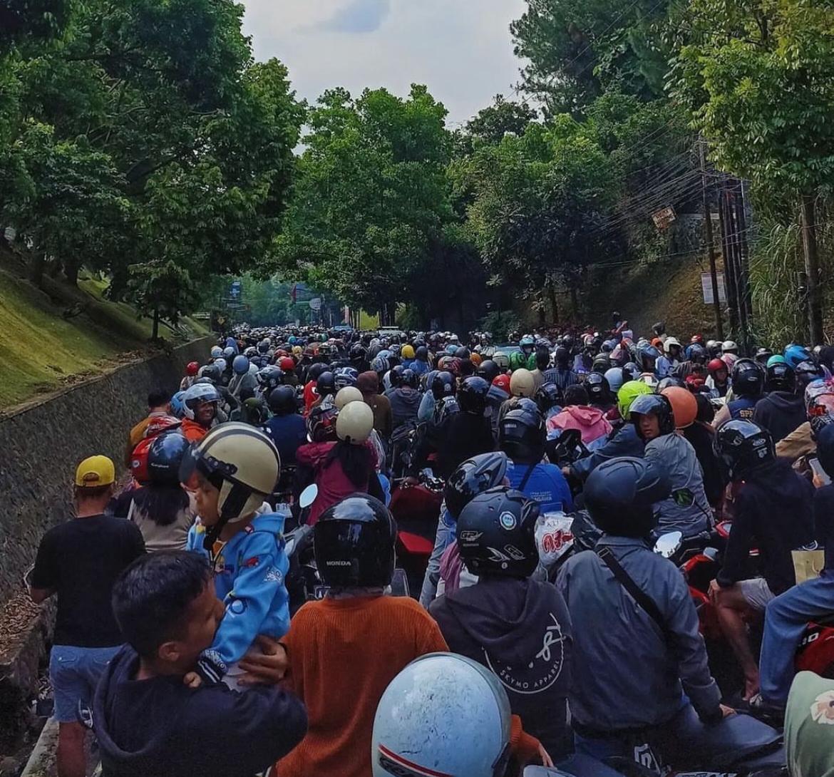 Kemacetan di Cisarua, Puncak, Kabupaten Bogor selama liburan panjang