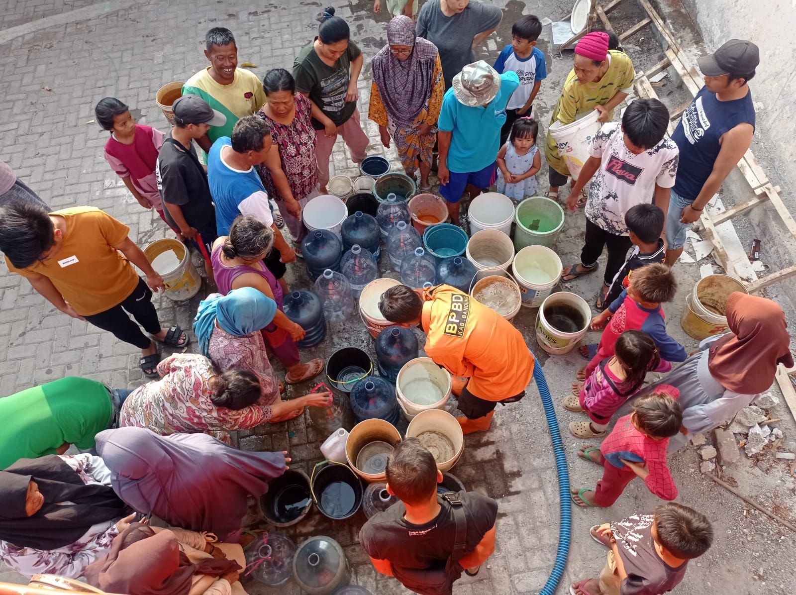 BPBD Kabupaten Bandung membagikan air bersih kepada warga terdampak kekeringan.