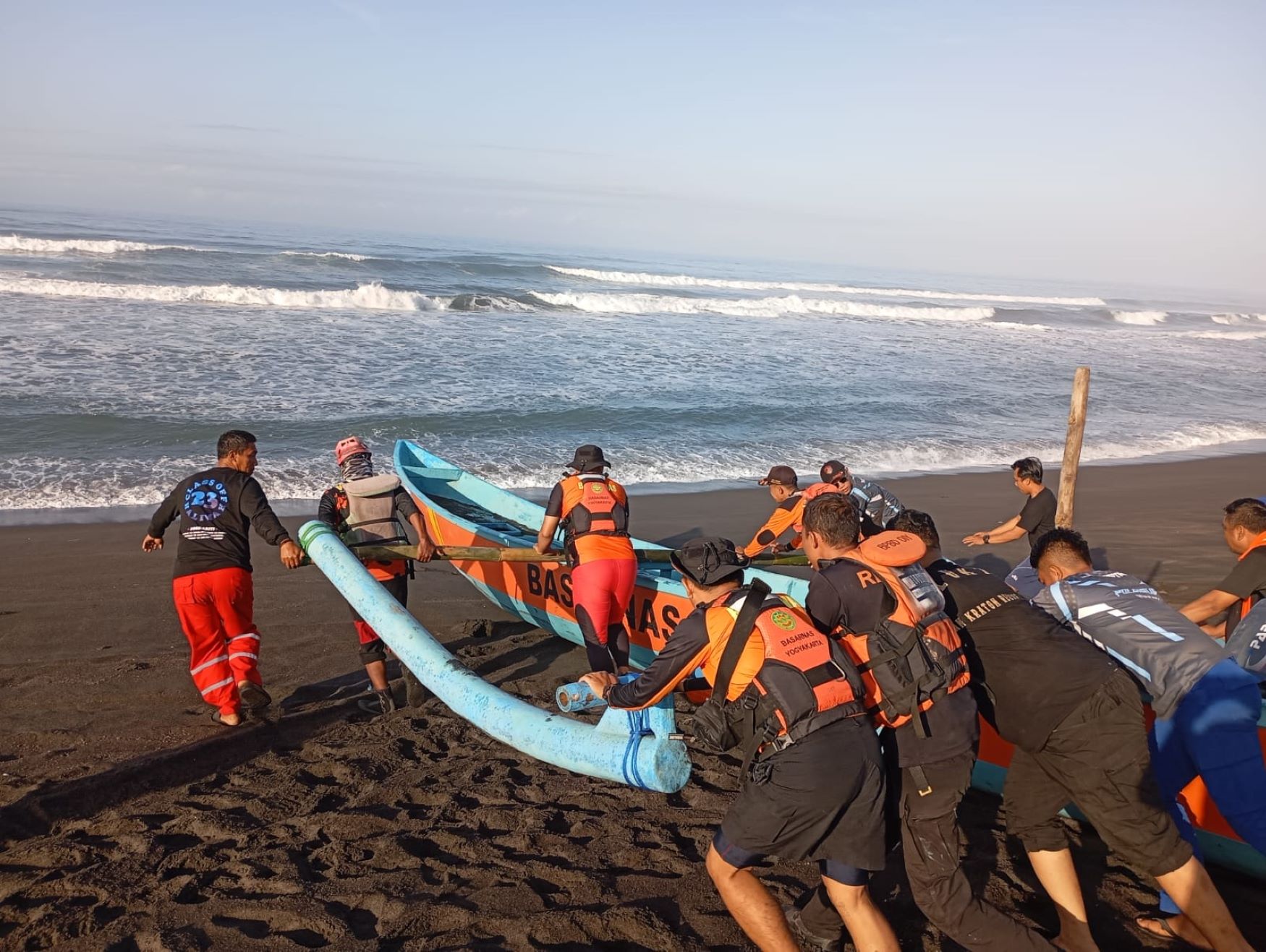 Basarnas Lanjutkan Pencarian Korban Terseret Arus Muara