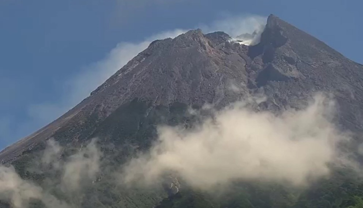 Aktivitas vulkanik Gunung Merapi selama seminggu dari Jumat (6/9) hingga Kamis (12/9) terjadi 4 kali awan panas guguran.