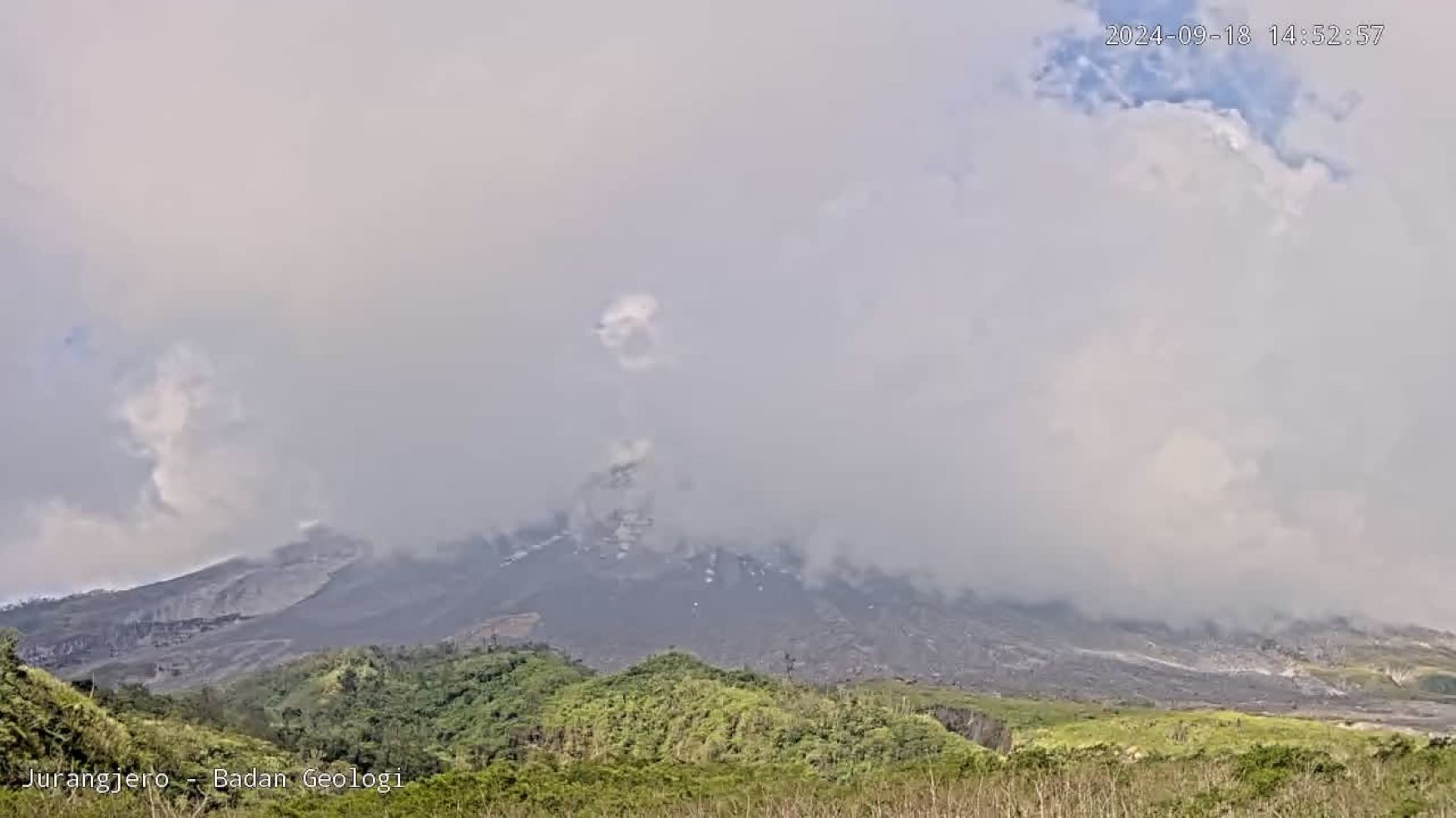 Kondisi Gunung Merapi Rabu (18/9) siang kembali mengeluarkan awan panas guguran.