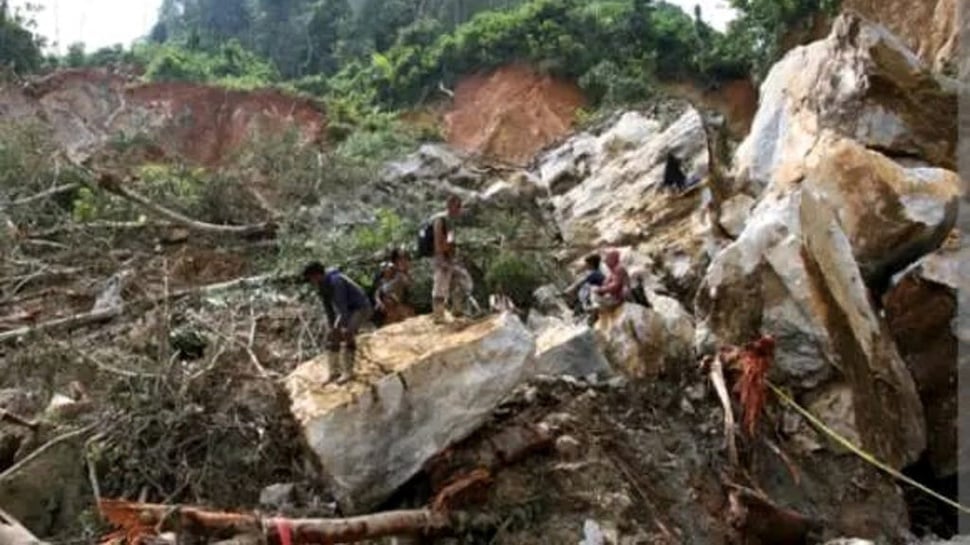 Jumlah korban meninggal dampak longsor tambang emas di Kabupaten Solok mencapai 12 orang.