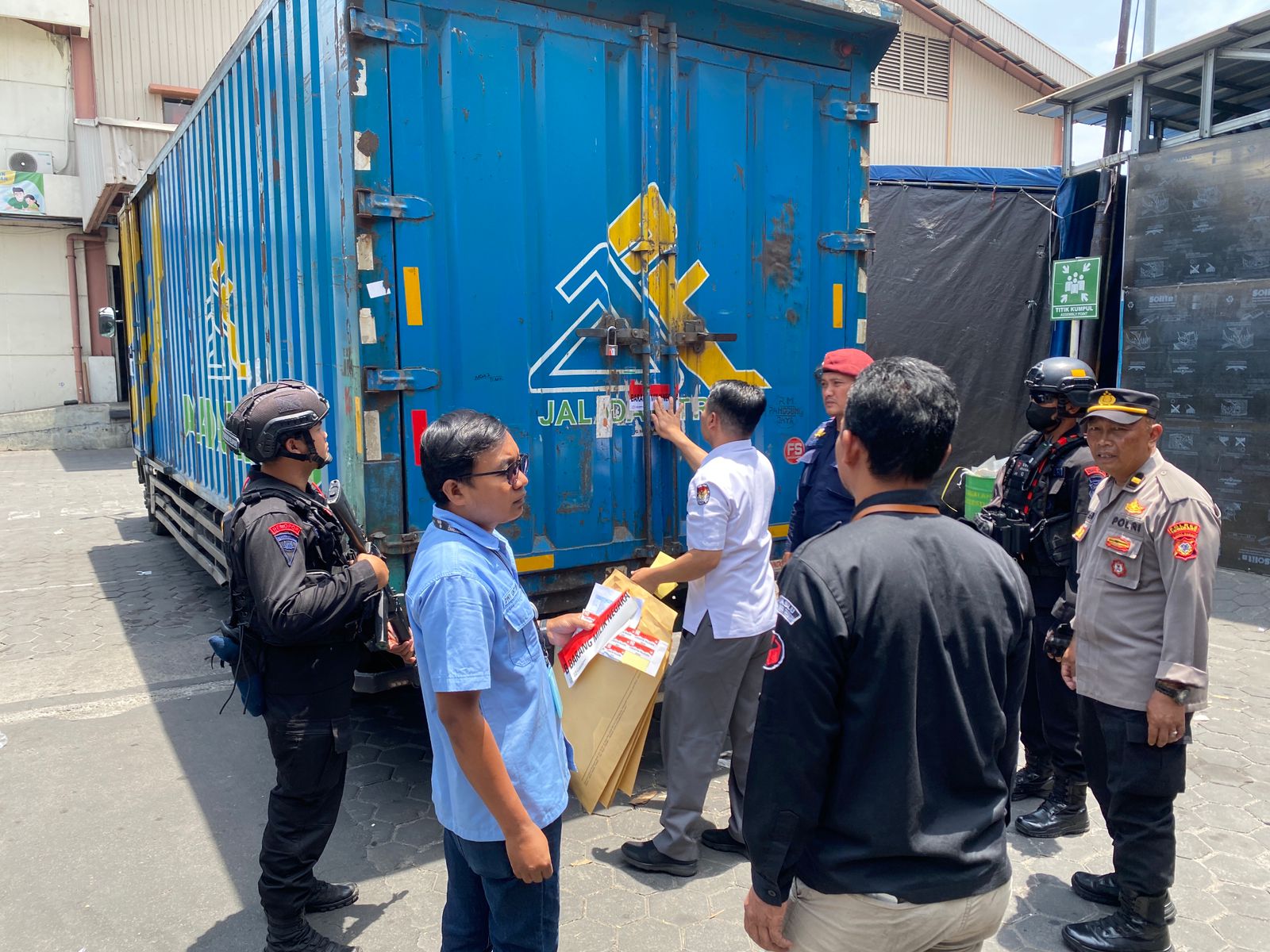 Sat Brimob Polda Jateng mengawal distribusi logistik surat suara di Jateng.