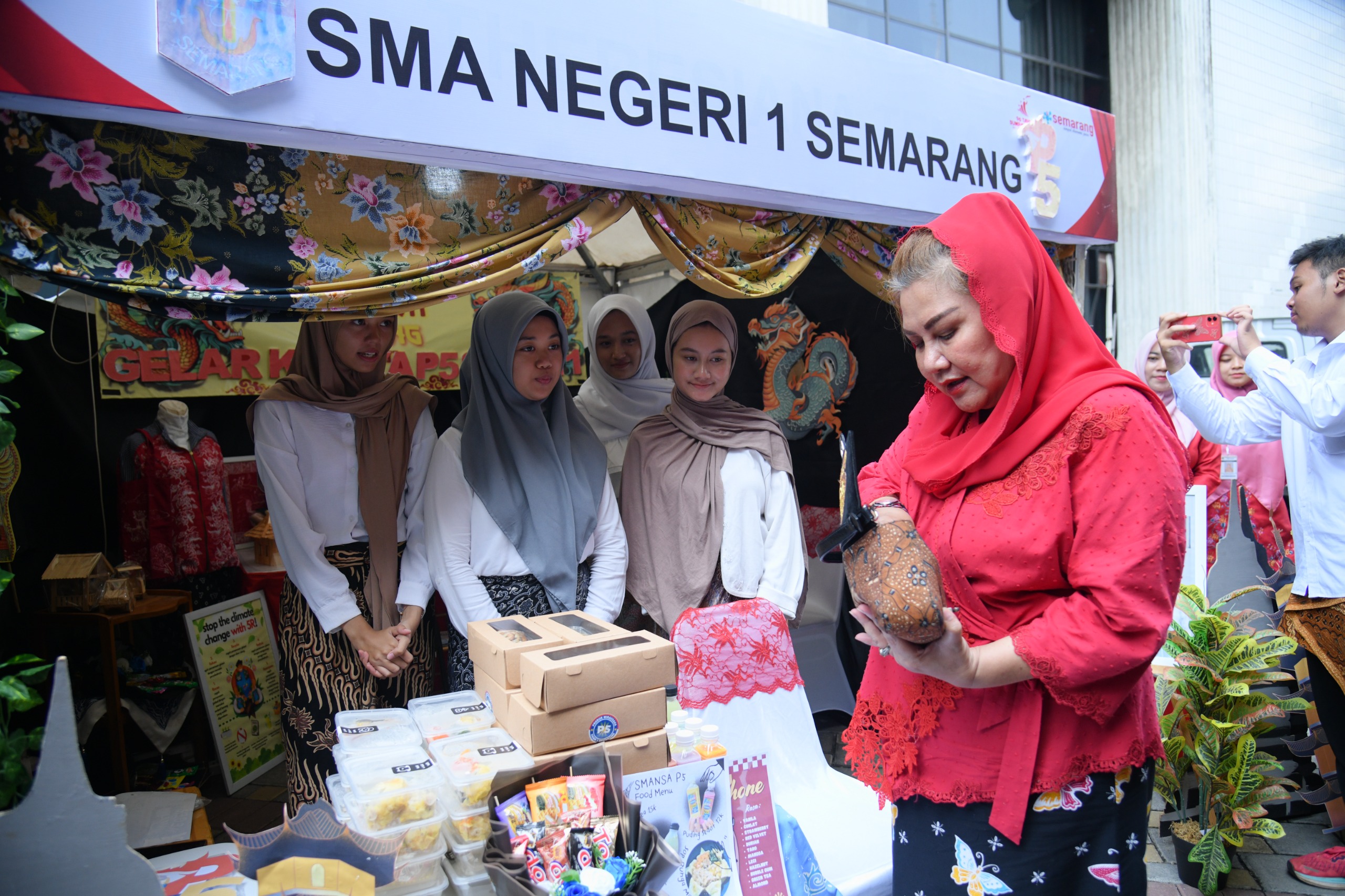 Peringati Sumpah Pemuda, Walikota Semarang Luncurkan Buku Resep