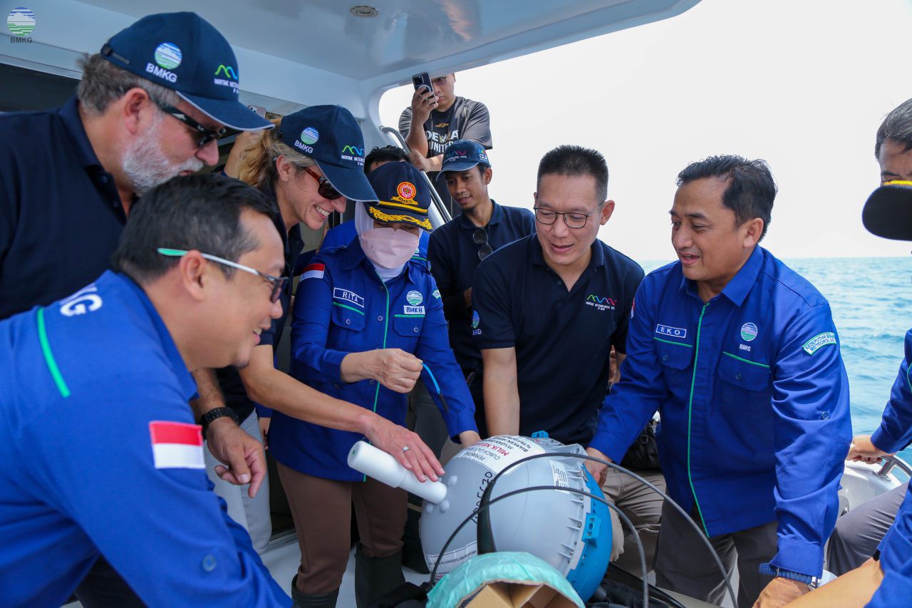 BMKG lepas drifter di perairan Laut Jawa untuk tingkatkan observasi maritim.