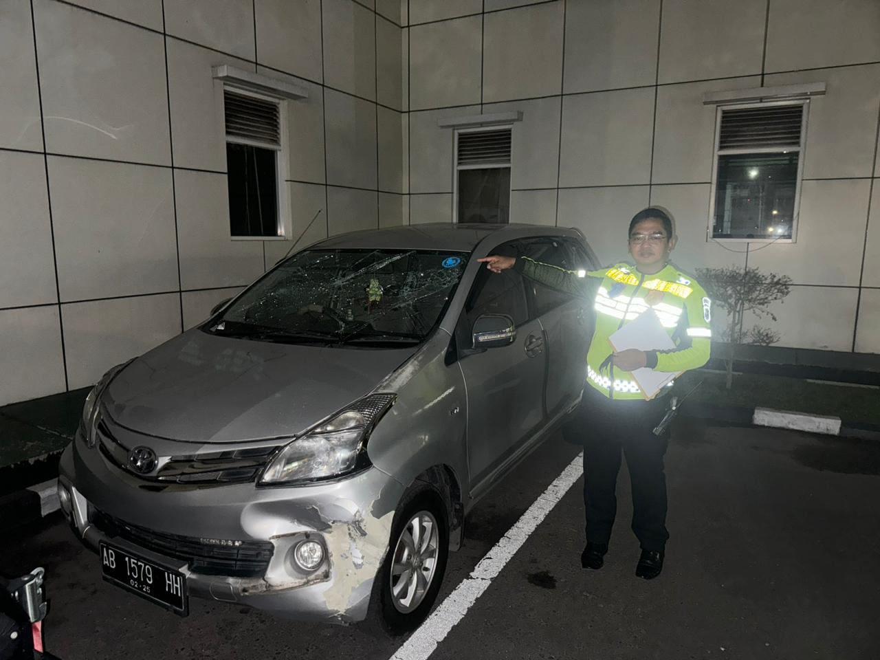 Tiga Kali Tabrak Lari, Mobil Avanza Diamuk Massa