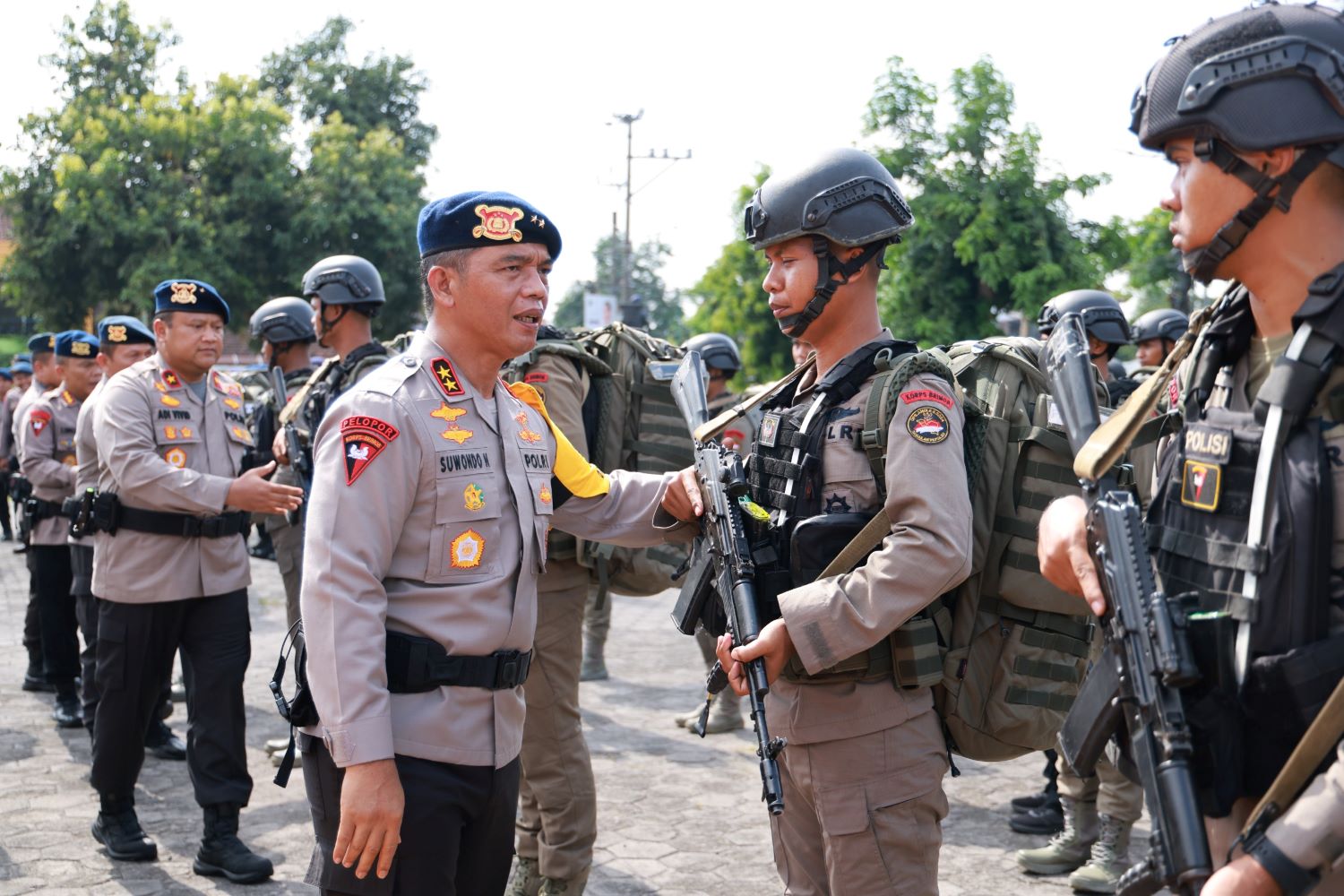 POLDA Daerah Istimewa Yogyakarta memberangkatkan 100 personel Brimob Polda DIY menuju Papua pada Kamis (10/10).