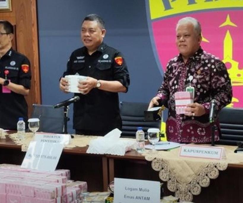 Penyidik menemukan uang tunai dalam beberapa pecahan mata uang asing yang nilainya mencapai Rp920 miliar dan emas 51 kg di rumahnya.