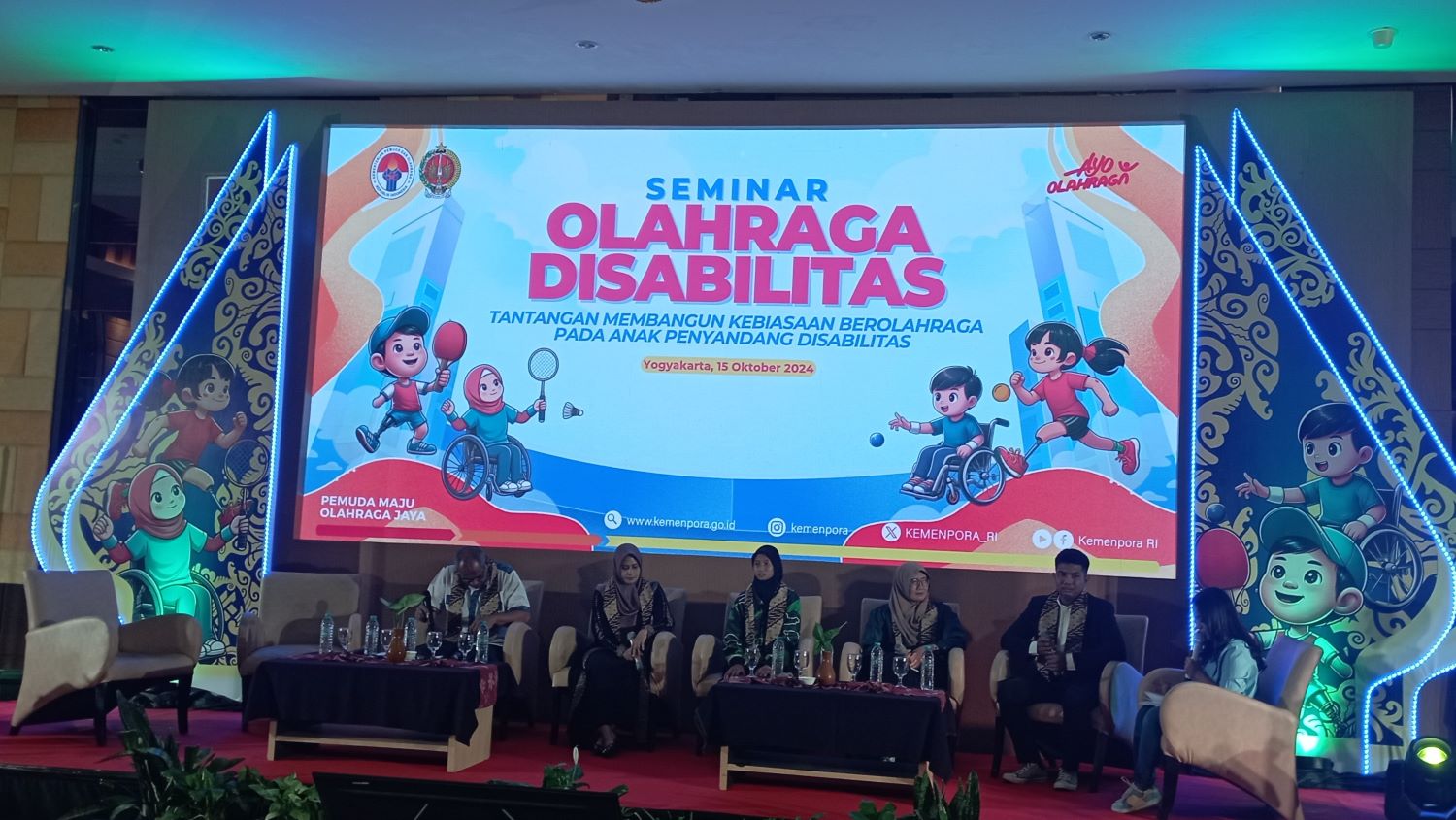 anak disabilitas sering dianggap aib dan disembunyikan.