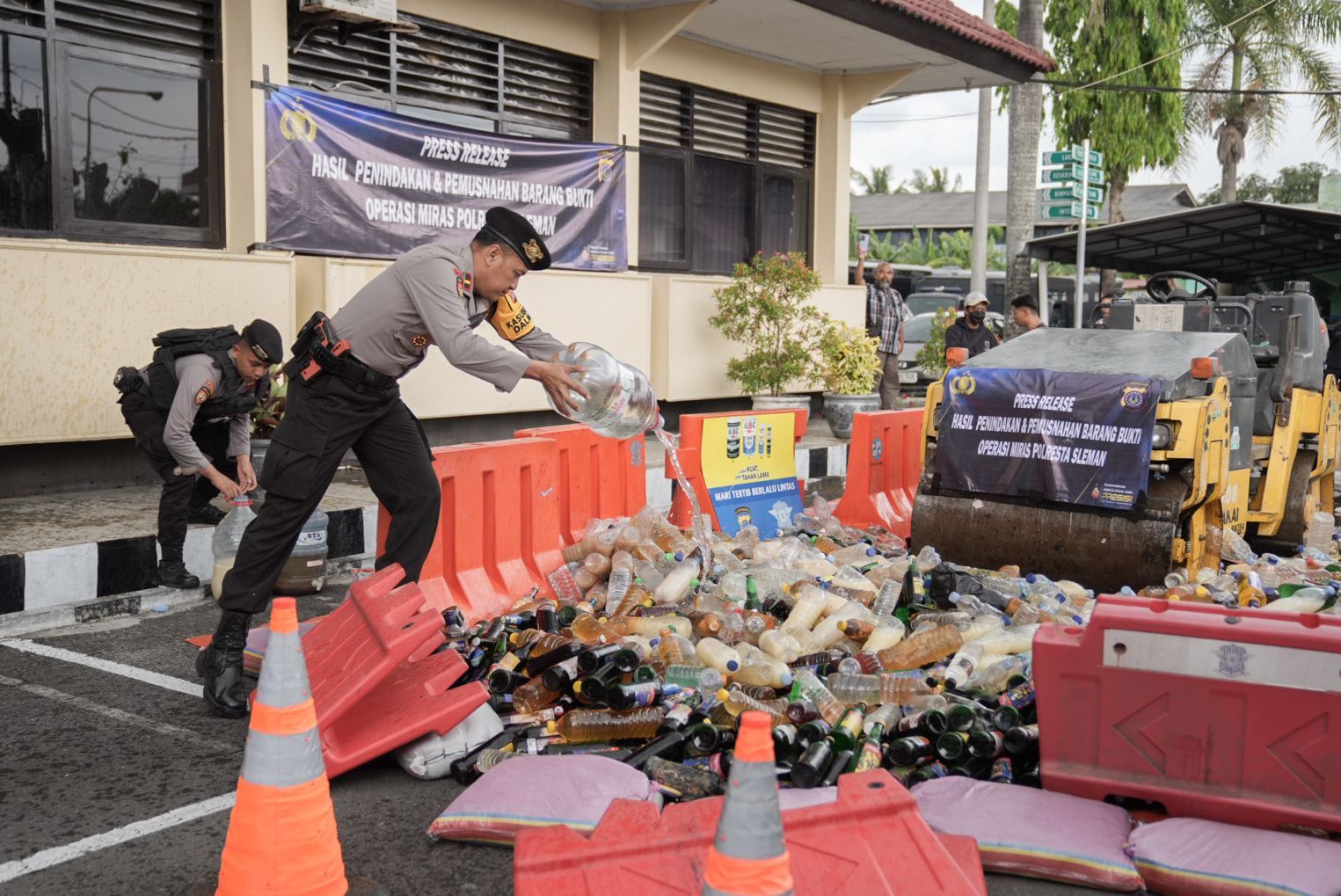 POLRESTA Sleman, Daerah Istimewa Yogyakarta, memusnahkan 4.127 botol minuman keras (miras) dan 110 liter minuman keras oplosan