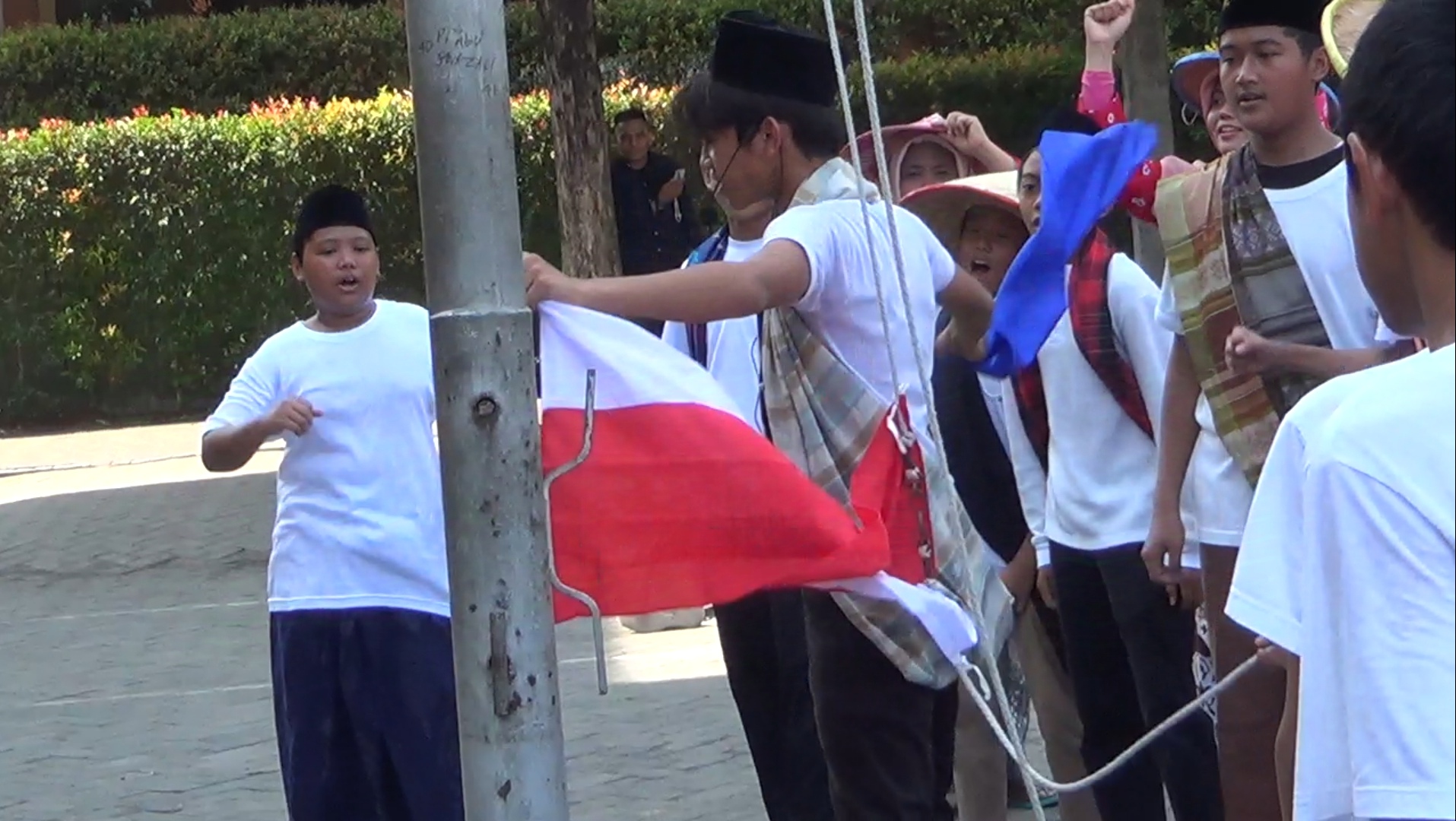 Rayakan Hari Pahlawan, Siswa SMP Kenang Aksi Perobekan Bendera Belanda