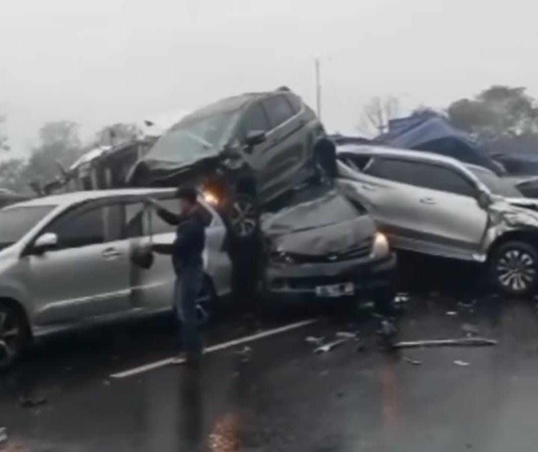 sopir truk penyebab kecelakaan beruntun di Tol Cipularang ditetapkan sebagai tersangka.