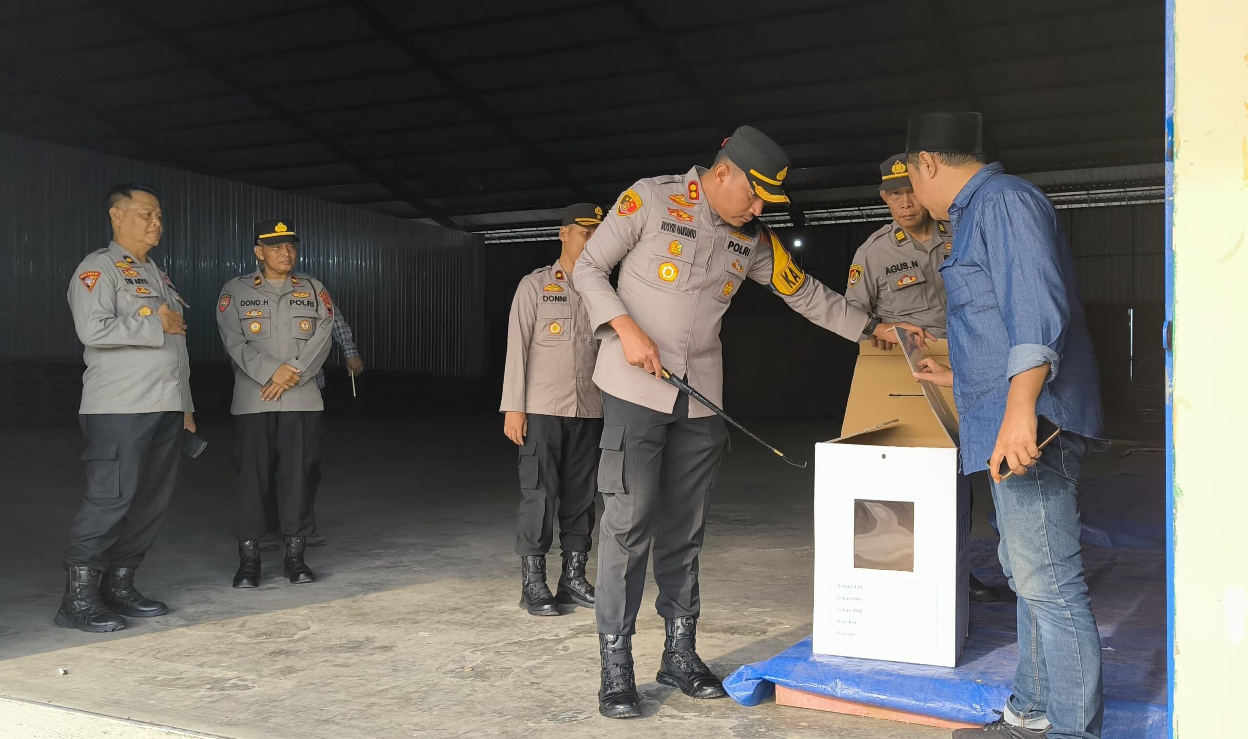 Polda Jawa Tengah memperketat pengamanan guna menjamin proses pelipatan di gudang-gudang logistik KPU