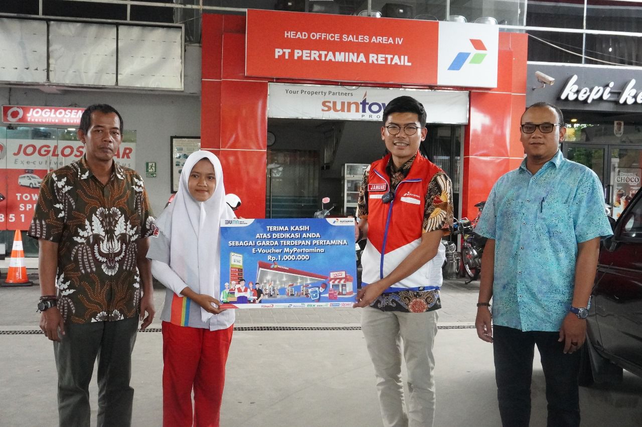 Pertamina Patra Niaga JBT Beri  Apresiasi seorang Operator SPBU