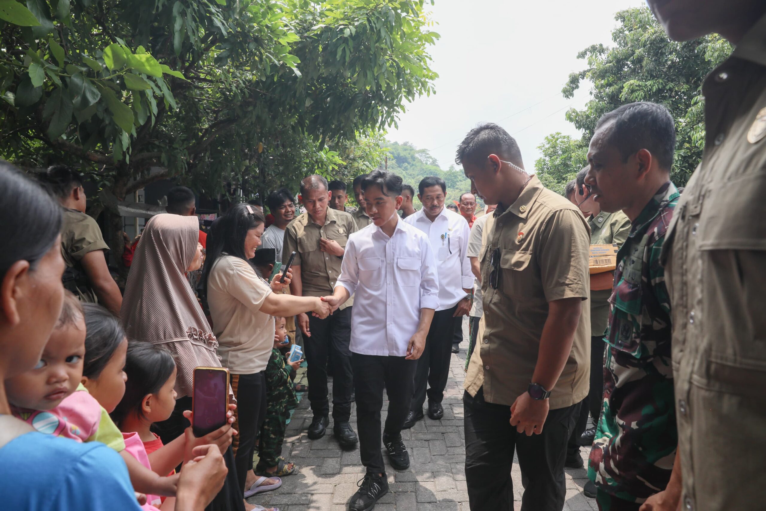 Warga Antusias Bertemu Wapres Gibran dan Pj Gubernur Jateng