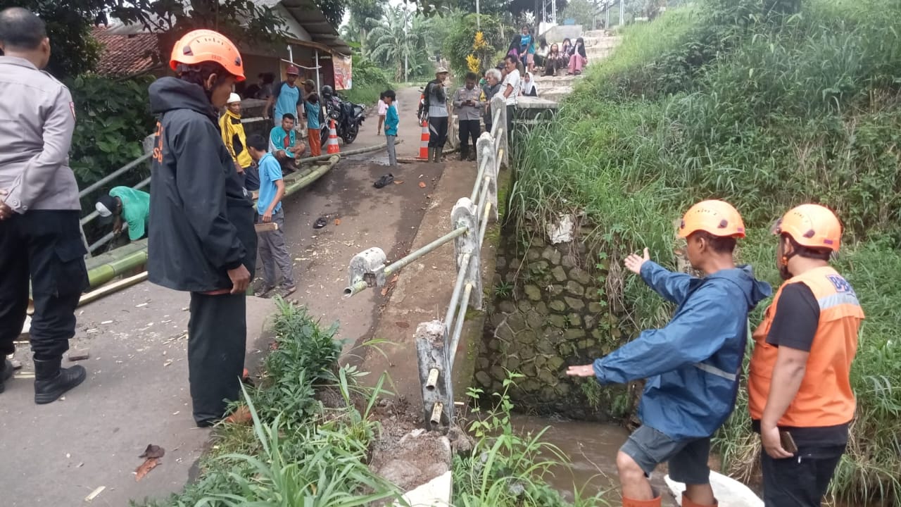 Jembatan Penghubung di Sukabumi Roboh Ganggu Aktivitas Warga