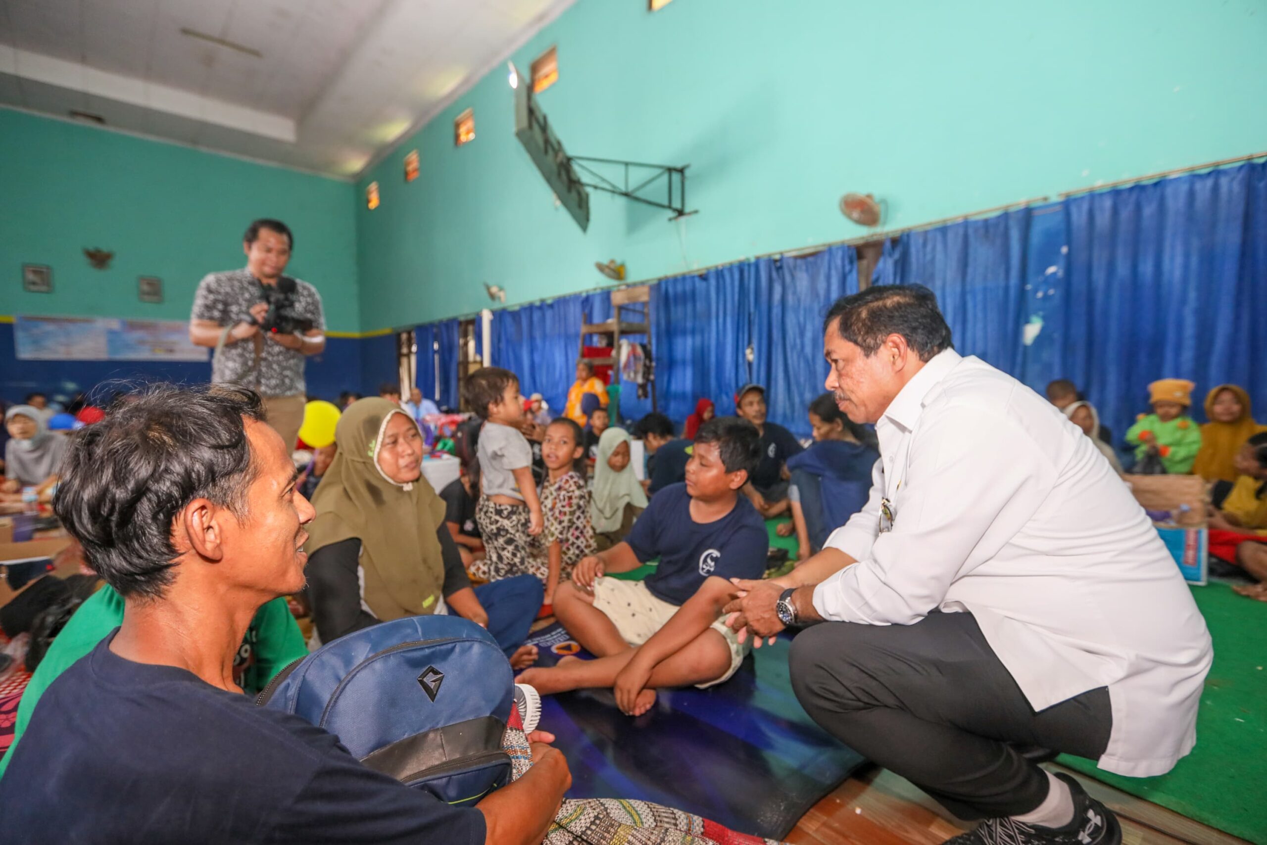 Pj Gubernur Jateng Serahkan Bantuan untuk Pengungsi Banjir