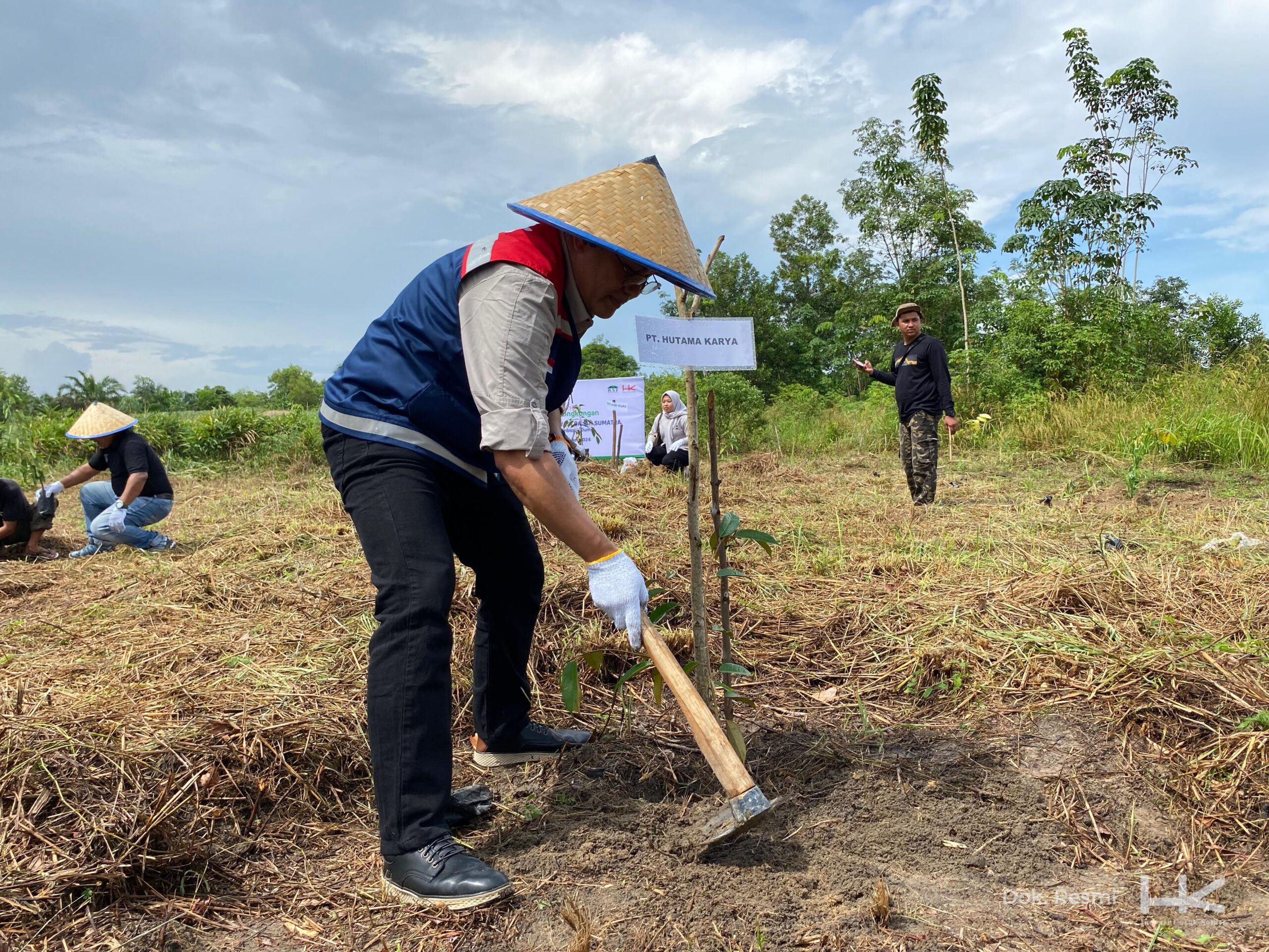 SEBAGAI bentuk komitmen mereka dalam pelestarian lingkungan, PT Hutama Karya menyiapkan 7.000 pohon pakan gajah di sekitar Tol Permai