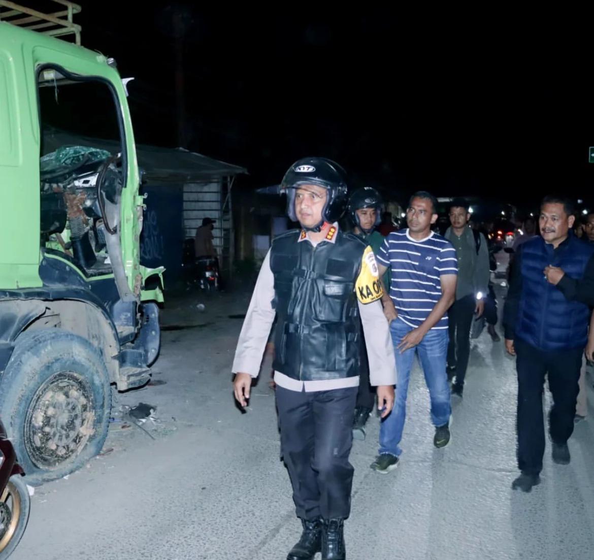 sopir truk tanah diamankan polisi setelah terjadi kecelakaan di Kosambi.