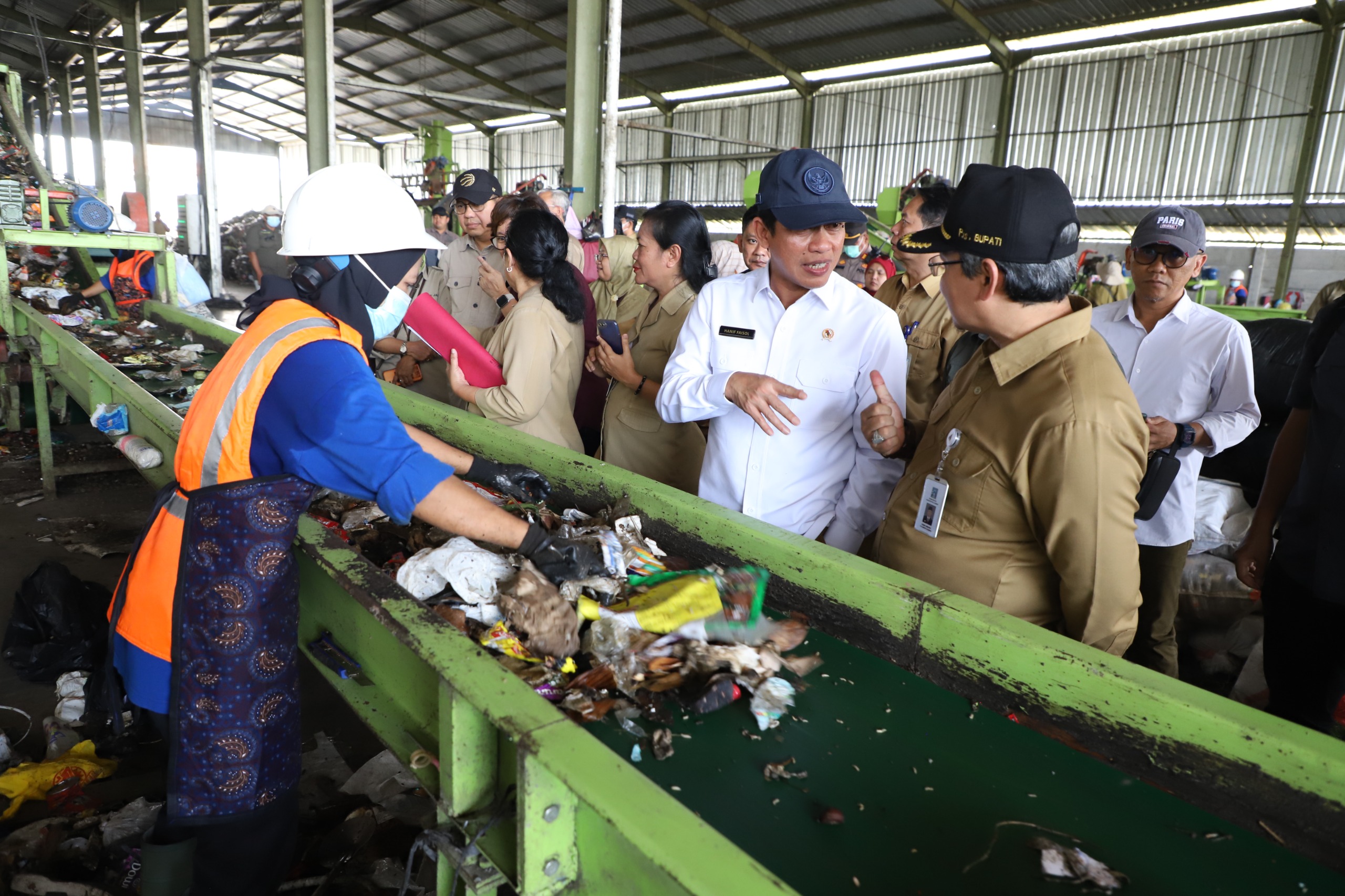 MENTERI Lingkungan Hidup Hanif Faisol Nurofiq mengapresiasi Pemkab Sleman yang dinilai serius dalam menangani pengelolaan sampah.