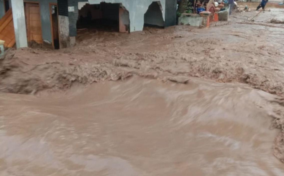 Dampak Banjir di Kabupaten Bandung Tiga Rumah Rusak