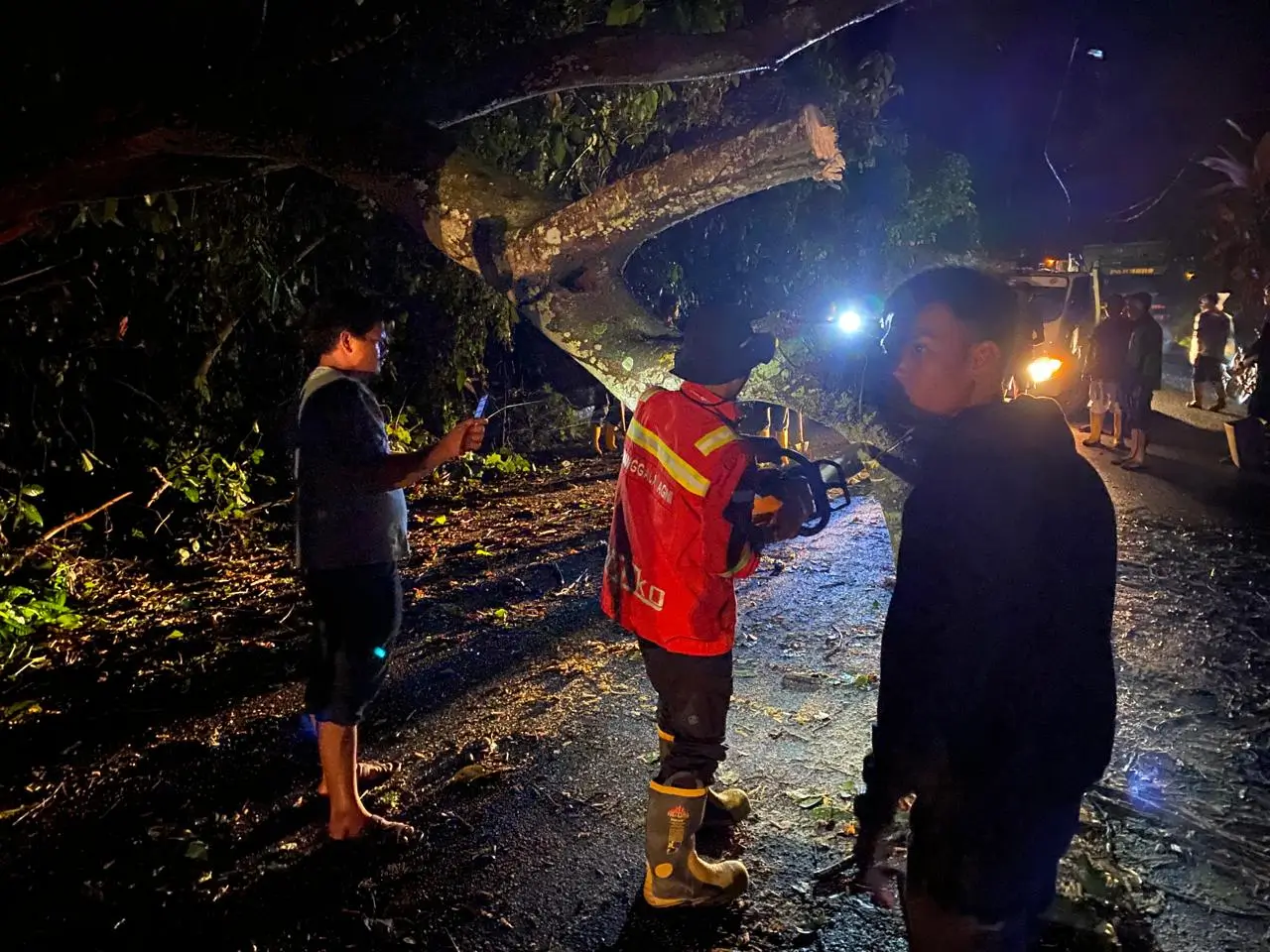 Deli Serdang masih menghadapi banjir dan longsor.