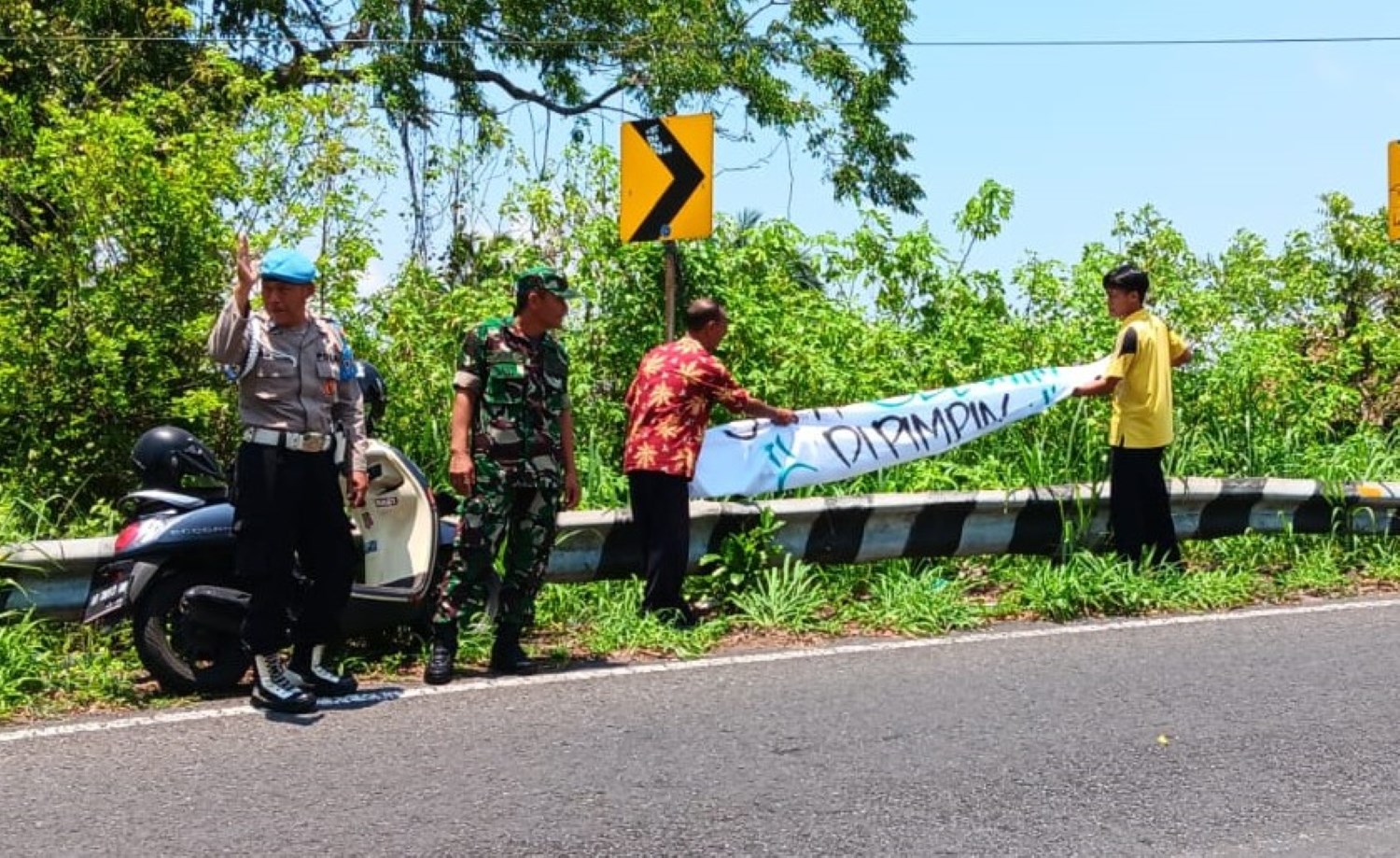 Bawaslu Sleman meminta Panwaslu Kecamatan se-Kabupaten Sleman segera menertibkan spanduk provokatif