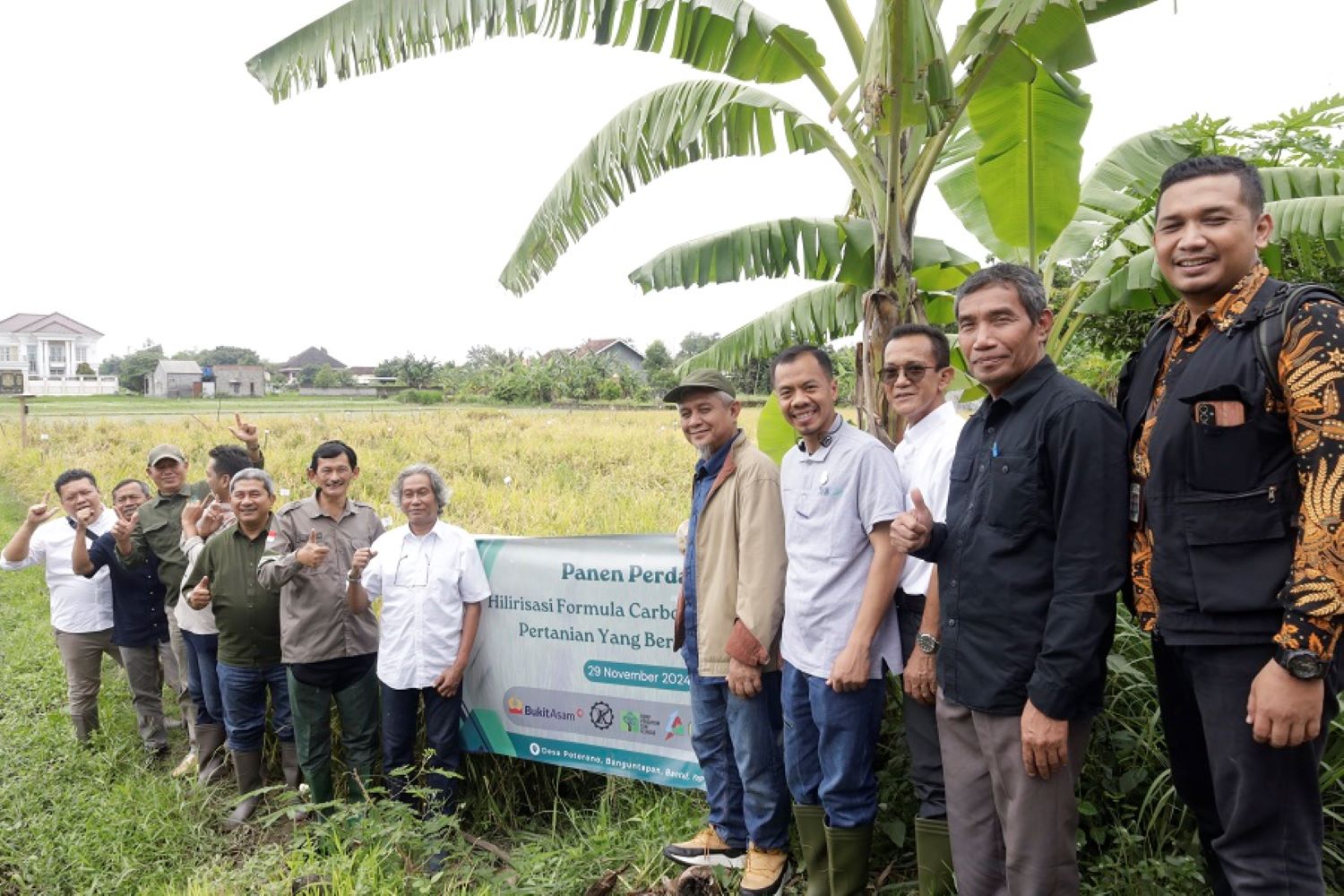 UNIVERSITAS Pembangunan Nasional (UPN) Veteran Yogyakarta dan PT Bukit Asam Tbk berkolaborasi mengembangkan inovasi pertanian berkelanjutan dengan menciptakan formula Carbon Saver. Inovasi itu, dikemas melalui kegiatan 'Panen Perdana Hilirisasi Formula Carbon Saver untuk Pertanian yang Berkelanjutan' di Bantul, Yogyakarta.