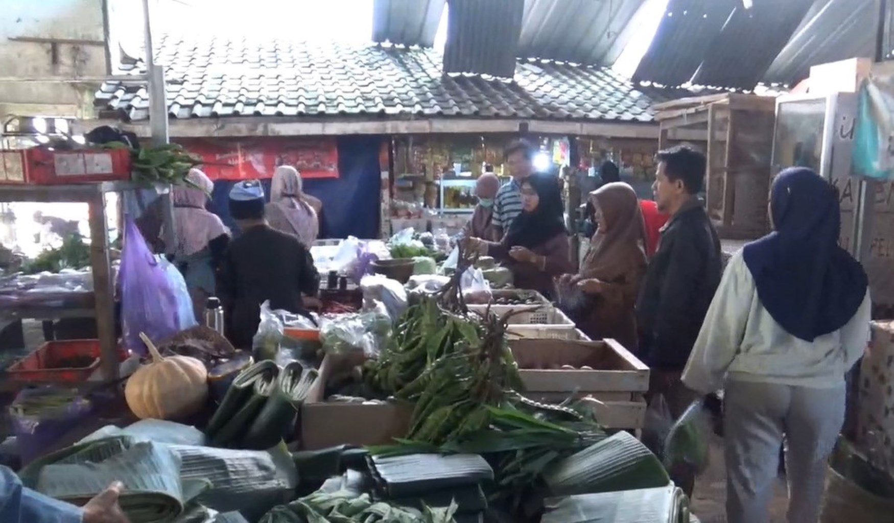 HUJAN deras di sejumlah kawasan produsen sayuran di Yogyakarta dan Jawa Tengah mulai berpengaruh pada harga sayuran di pasar tradisional.