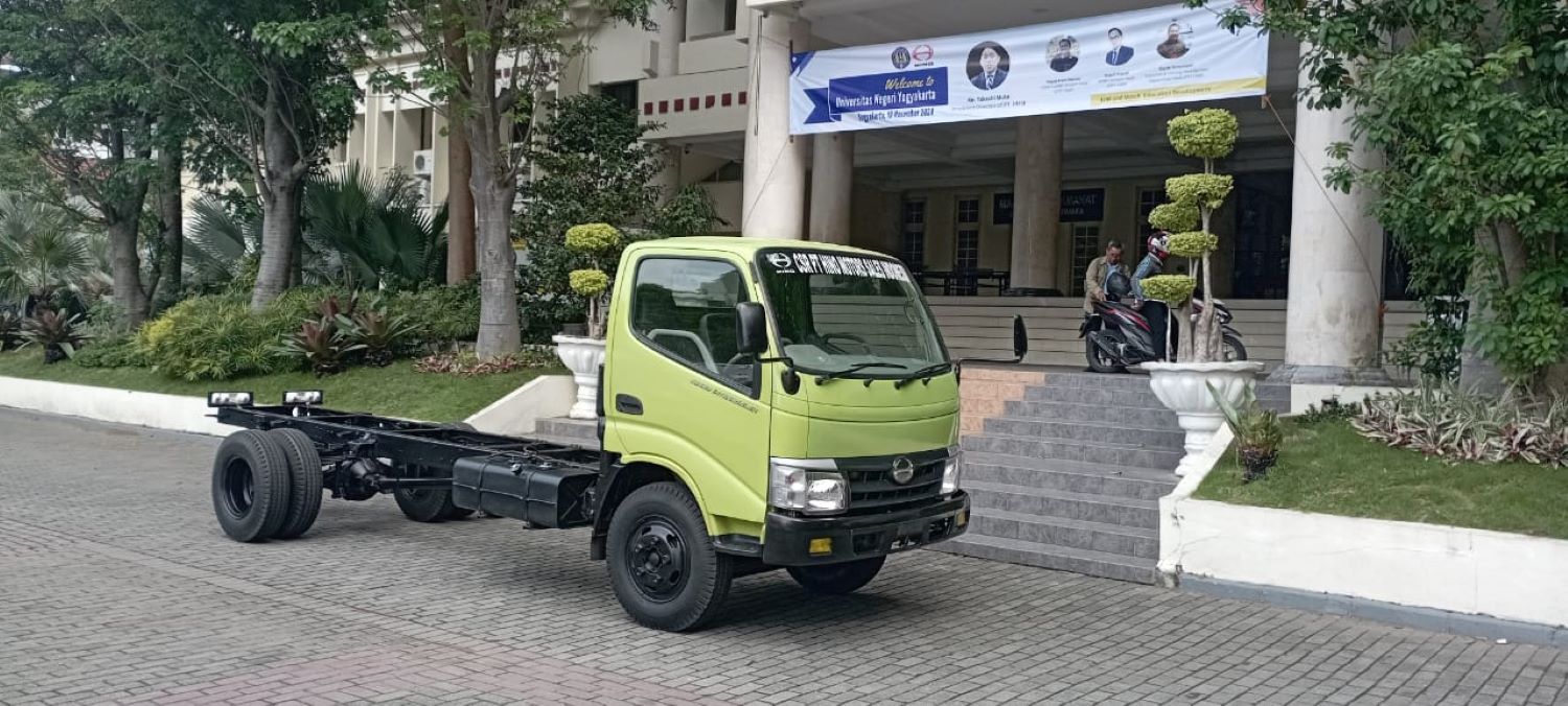 PT Hino Motors Sales Indonesia Hibahkan Truk ke UNY