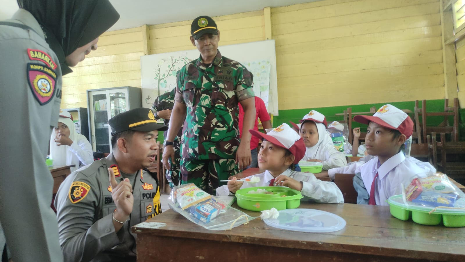 Polisi dan TNI Beri Makan Bergizi Gratis ke Siswa SDN Terpencil