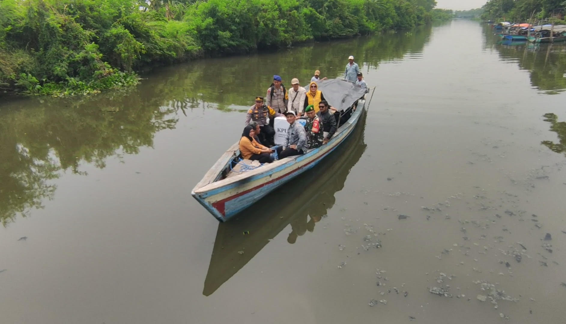 Distribusi Logistik Pilkada ke Daerah Terpencil dengan Perahu