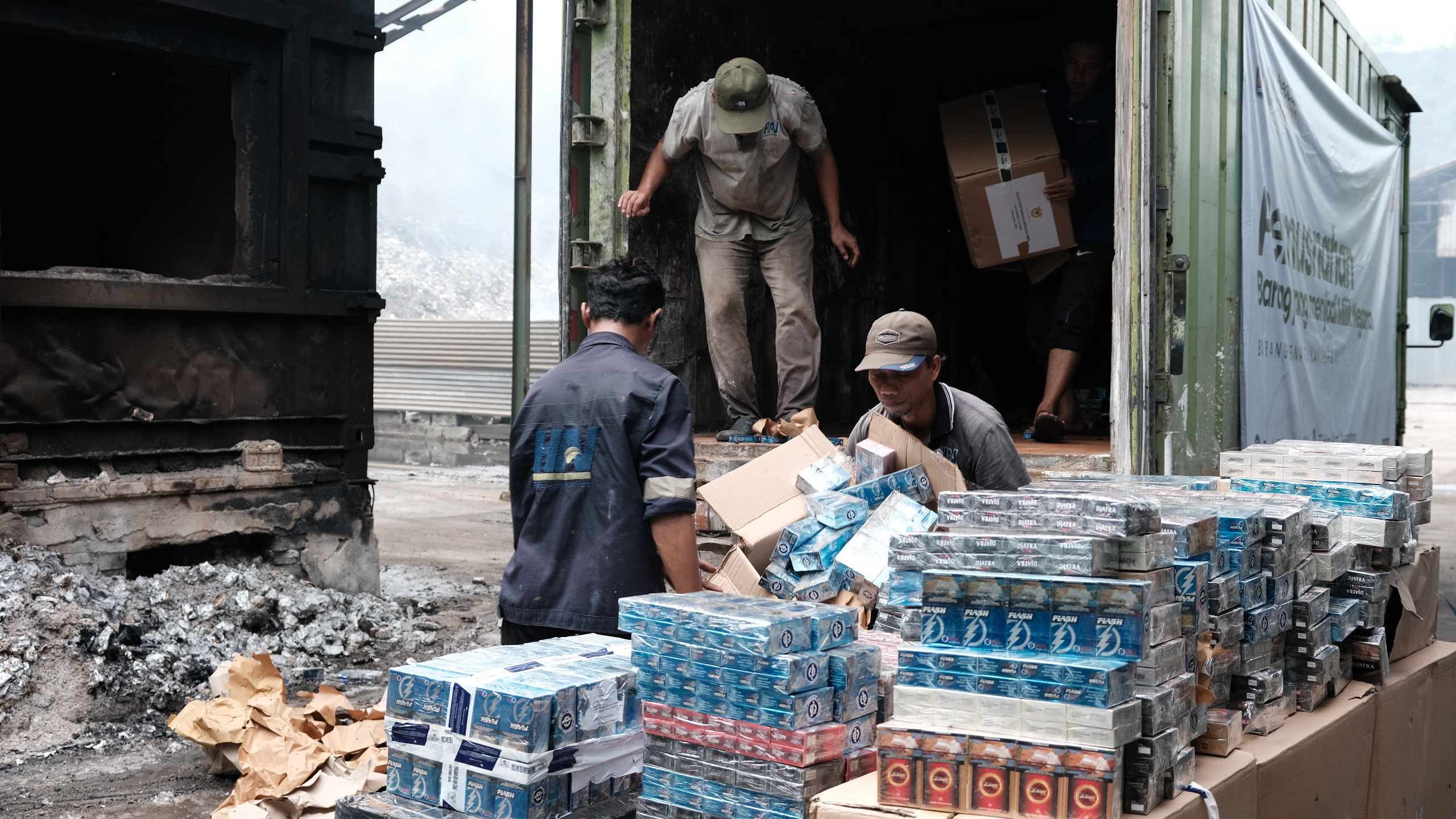 Bea Cukai Sidoarjo Musnahkan 5,9 Juta Batang Rokok Ilegal