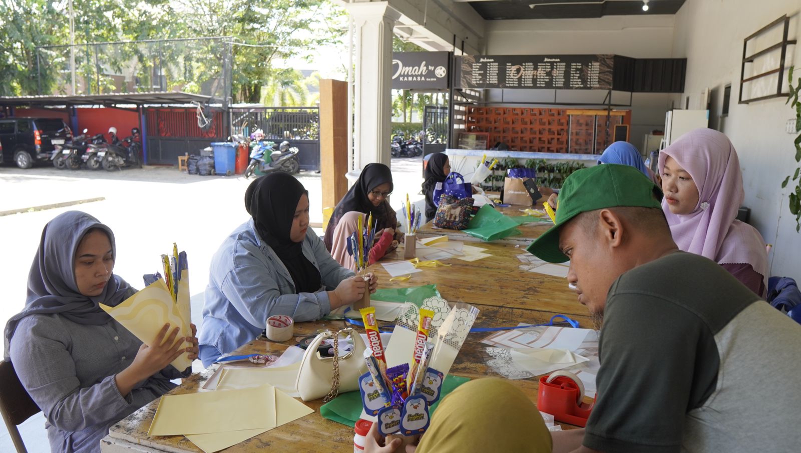 ASOSIASI Wanita Cerdas membagikan ilmu seputar bisnis dan parenting, memberikan motivasi bagi ibu-ibu untuk tetap produktif meski di rumah.