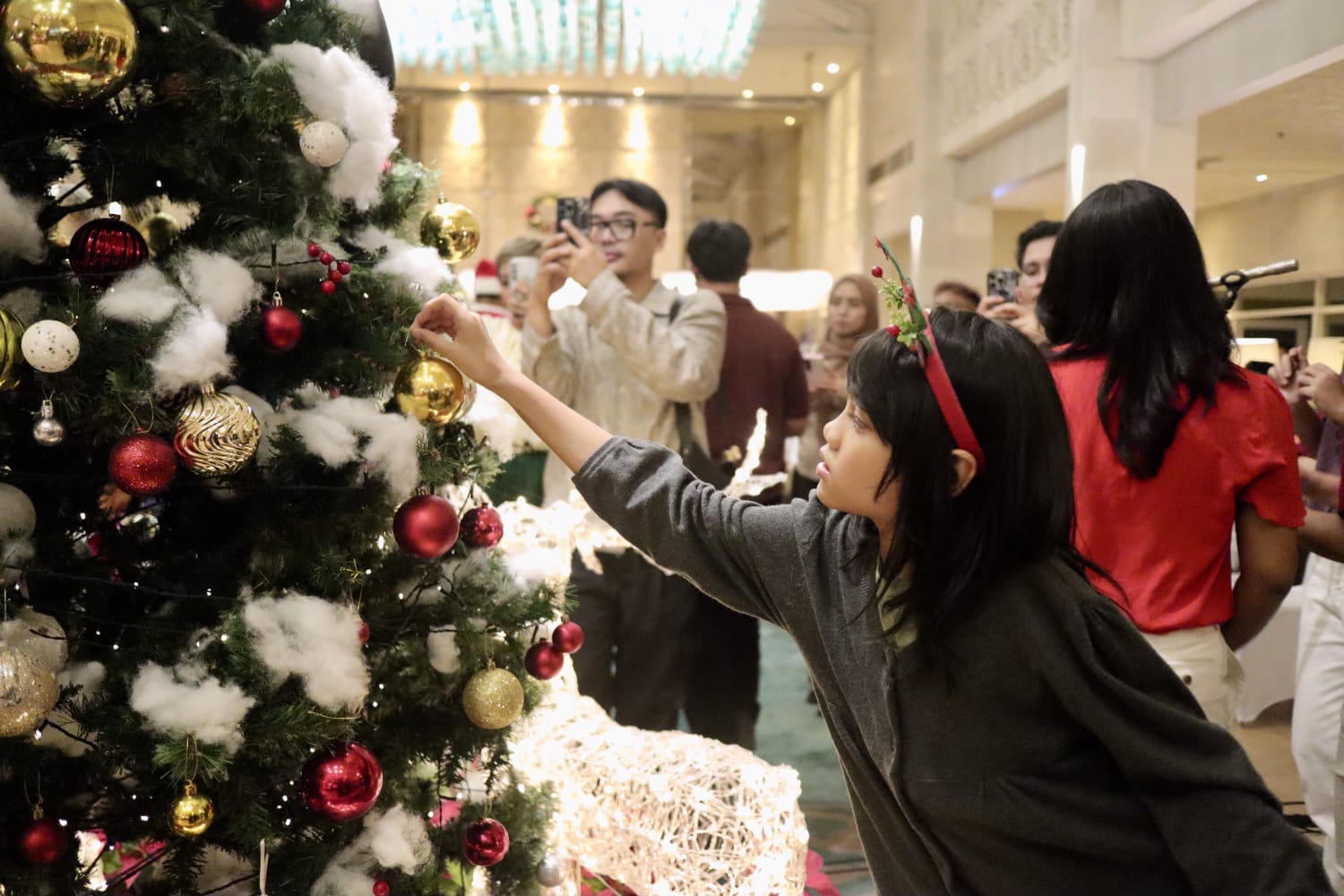 SHERATON Bandung Hotel & Towers membuka bulan ini dengan kemeriahan acara Christmas Tree Lighting Ceremony di area lobby hotel.