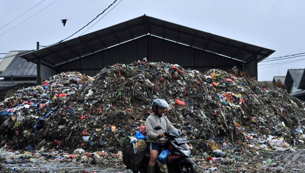 Sampah di TPS Pasar Caringin Menumpuk Tinggi Hampir 4 Meter