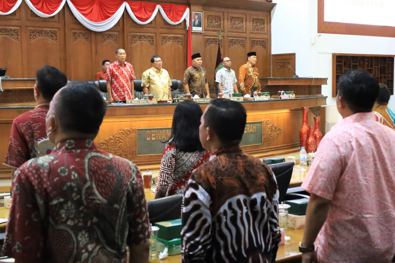 DRAMA politik pembentukan empat komisi antara Fraksi PDIP melawan 4 fraksi KIM Plus di DPRD Solo berakhir dalam kompromi di rapat paripurna.