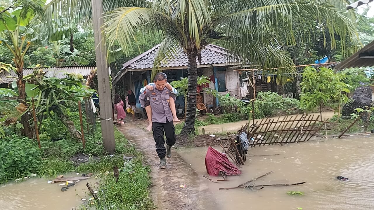 Kabupaten Cianjur dilanda banjir dan longsor.