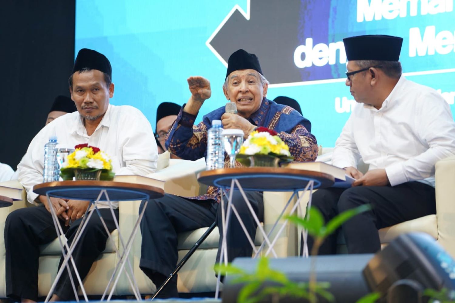 Pengasuh Pondok Pesantren Tahfizul Al-Quran Lembaga Pembinaan Pendidikan Pengembang Ilmu Al-Quran Rembang KH Ahmad Bahauddin enggan menjawab pertanyaan terkait viralnya Gus Miftah dalam sebuah pengajian di Magelang.