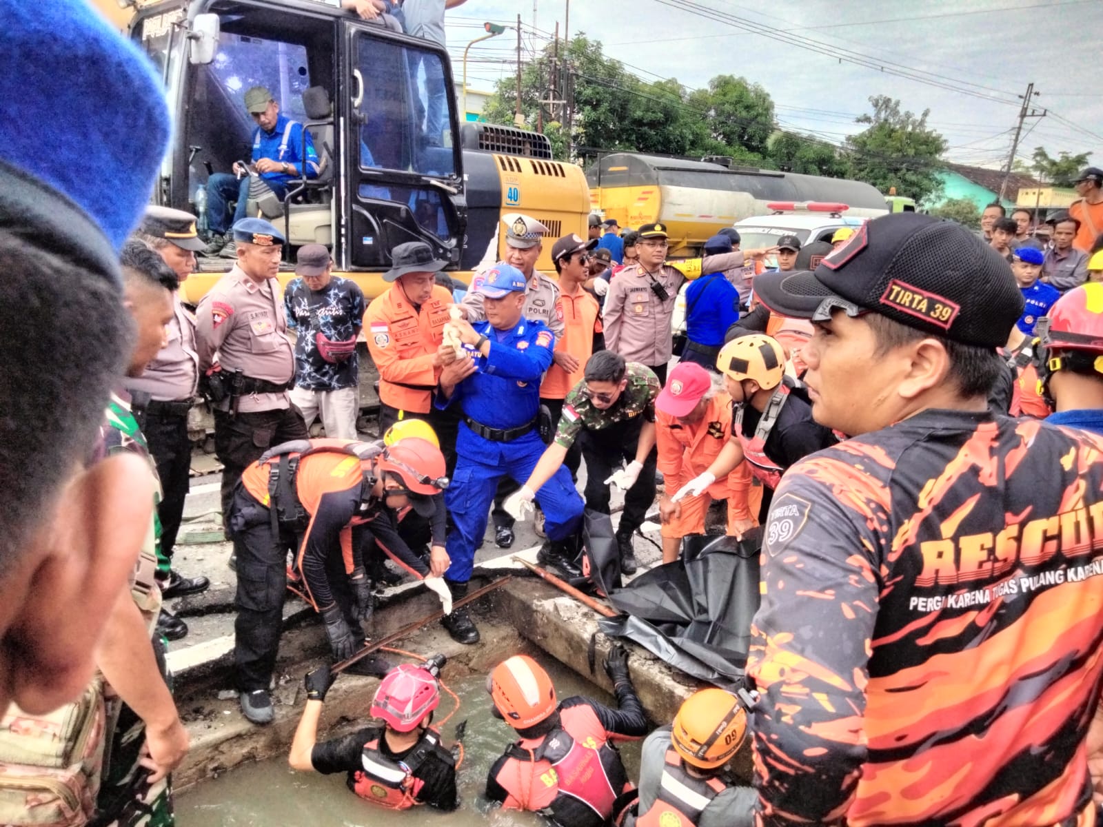 Tim Basarnas Temukan Jasad Bocah di Gorong-Gorong