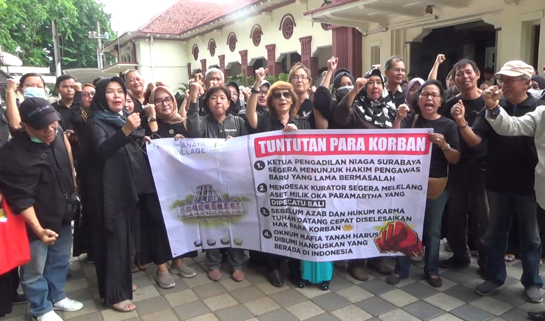 PULUHAN korban penipuan properti The Anaya Village yang berlokasi di Pecatu Bali mendatangi kantor Pengadilan Negeri Surabaya, Senin (9/12).