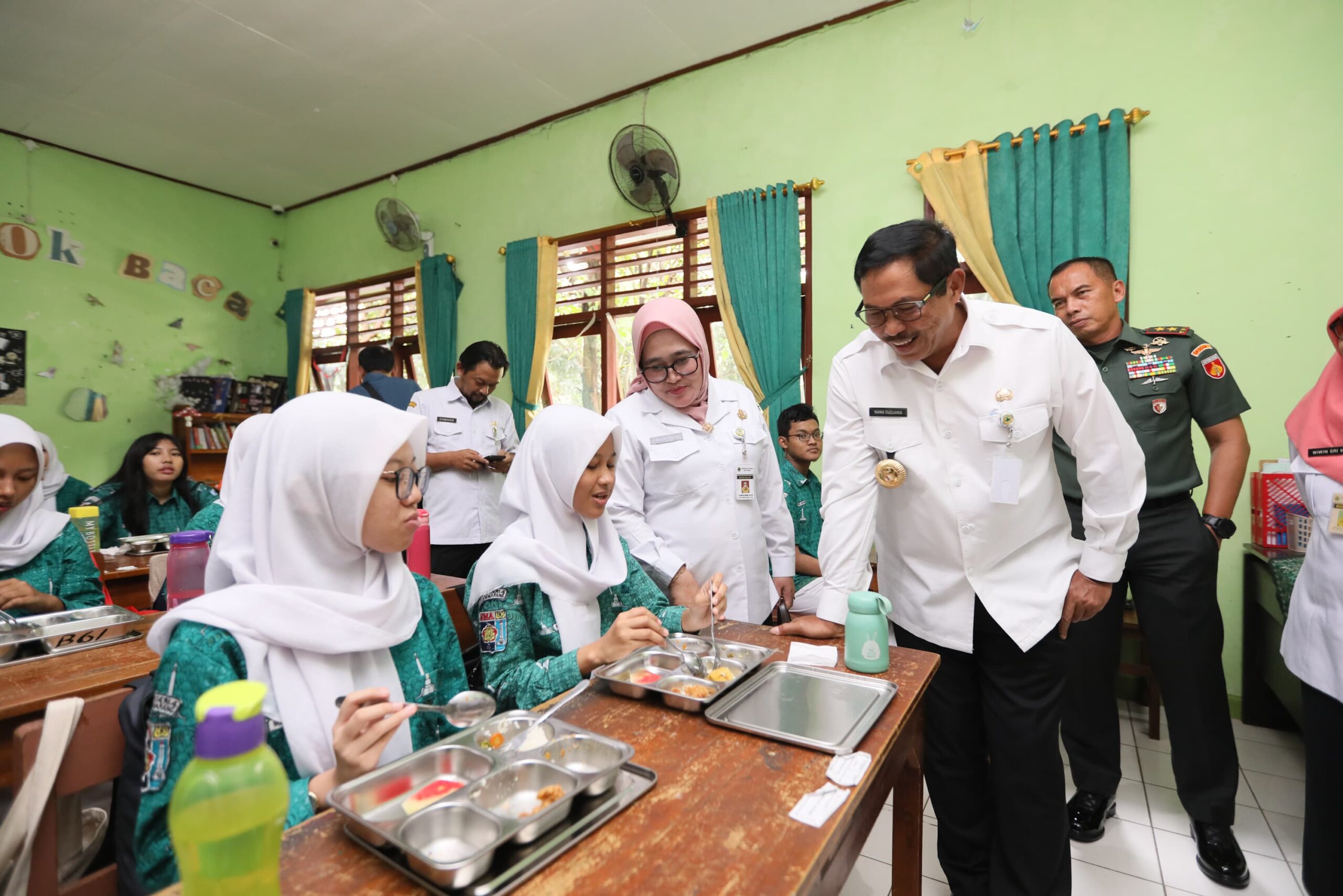 Program Makan Bergizi Gratis Hari Ketiga di Jawa Tengah Lancar