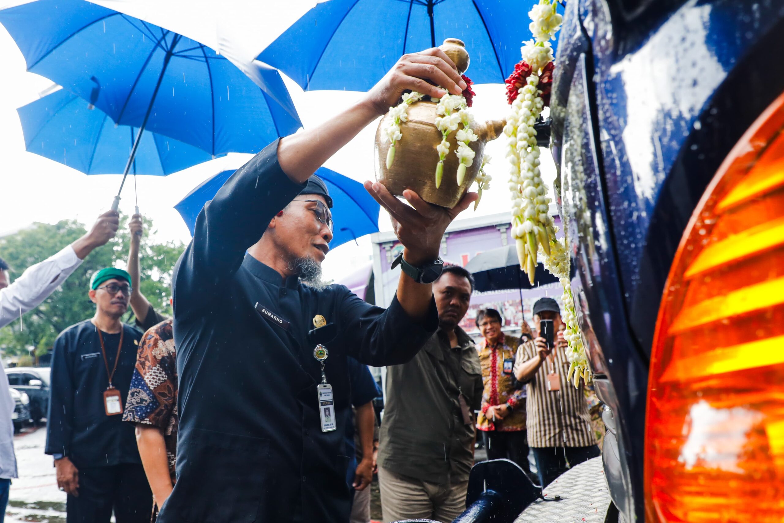 Hibah Dua Truk Remise untuk Kendalikan Inflasi di Jawa Tengah