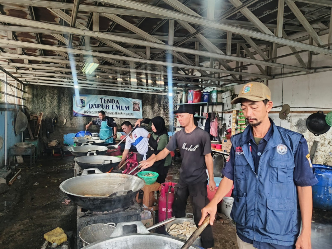 Kemensos Kerahkan Tagana Buka Dapur Umum Banjir Jakarta