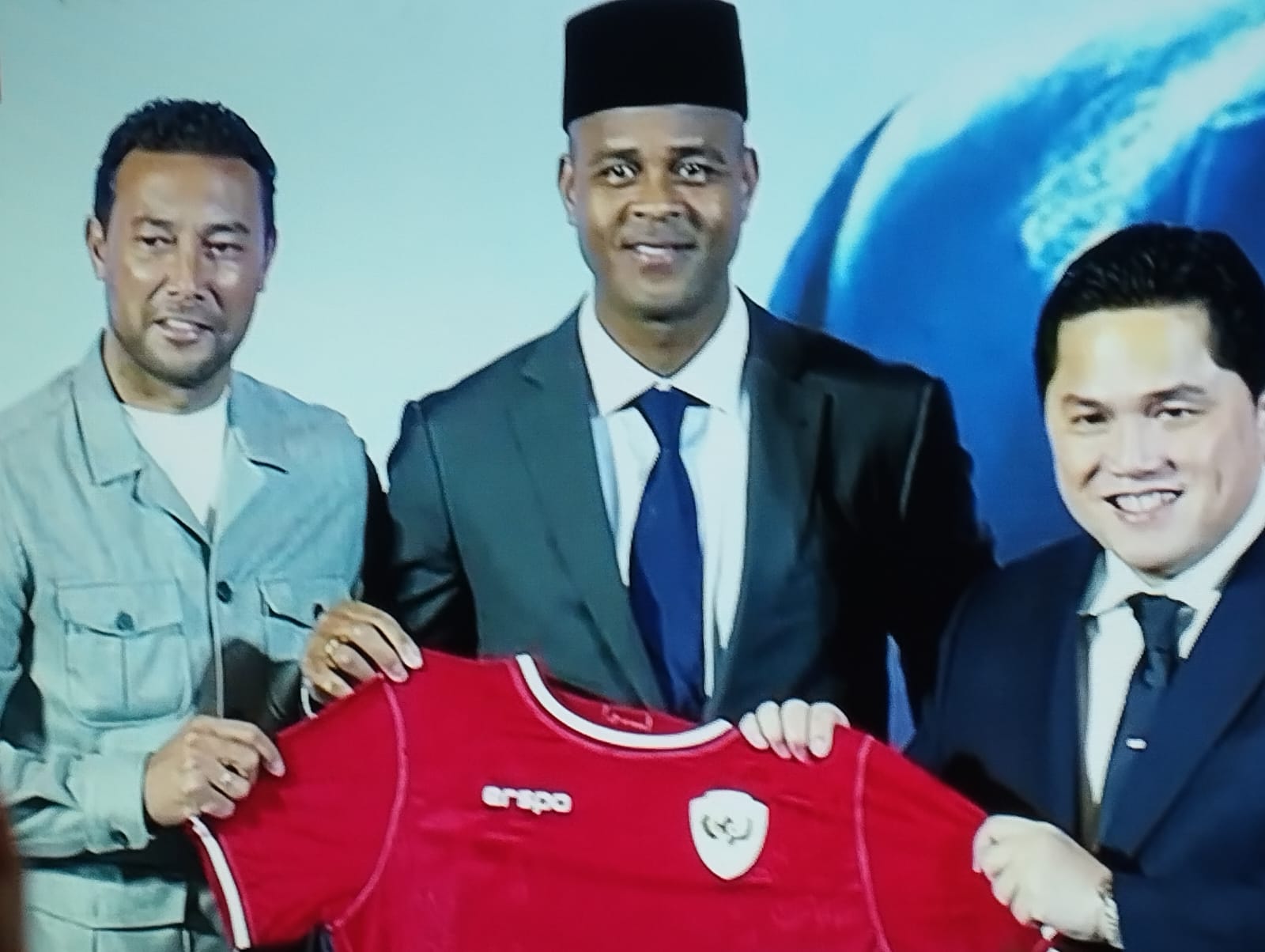 Pelatih baru tim nasional Indonesia, Patrick Kluivert bertekat membantu sepak bola nasional, termasuk di kualifikasi Piala Dunia.