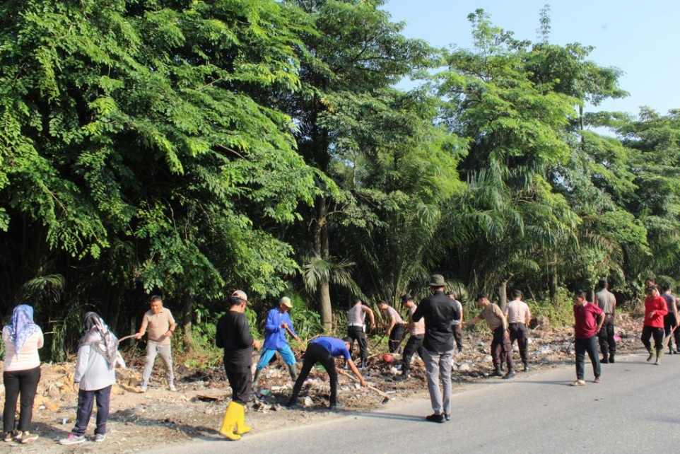 PJ Wali Kota Pekanbaru Roni Rakhmat minta agar optimalkan pengangkutan sampah. Hasilnya, tumpukan sampah di Pekanbaru sudah terkendali