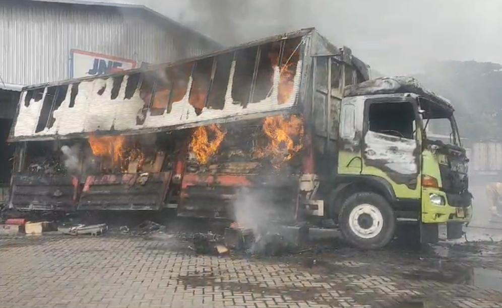 truk hino bermuatan paket terbakar di gudang JNE Bandung