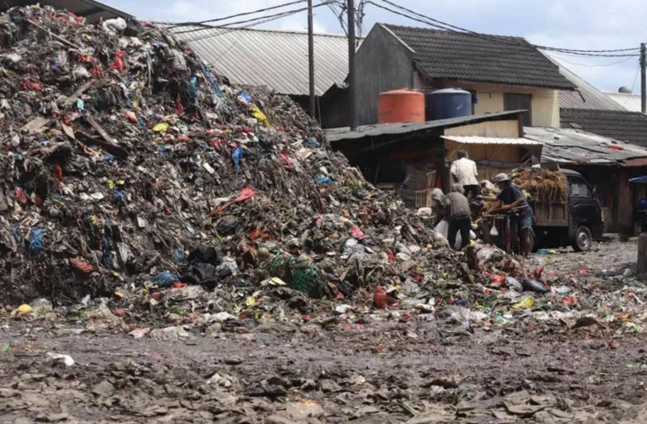 PENUMPUKAN sampah yang terjadi sejak awal tahun di Kota Pekanbaru menyebabkan Pemkot setempat menetapkan status darurat sampah.