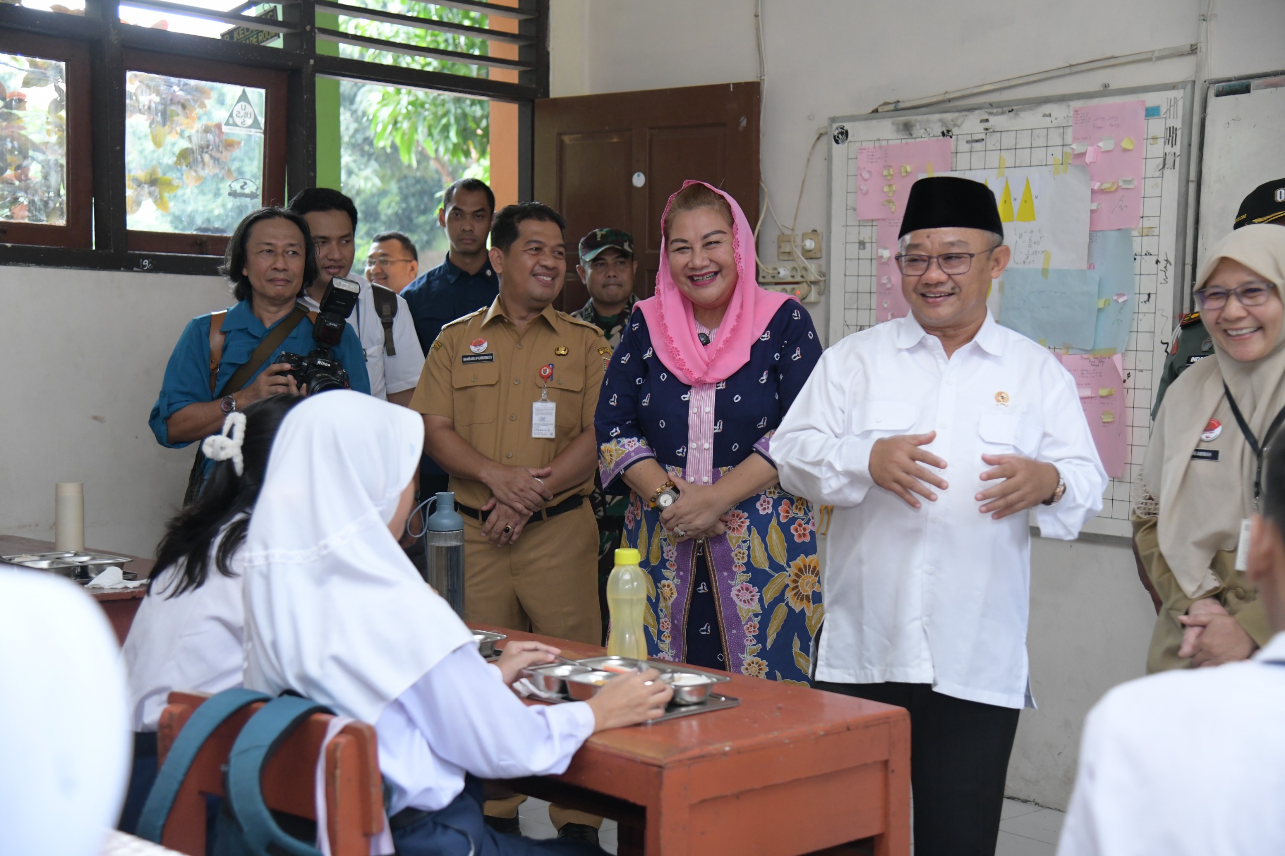 Mendikdasmen Puji Program Makan Siang Bergizi di Semarang