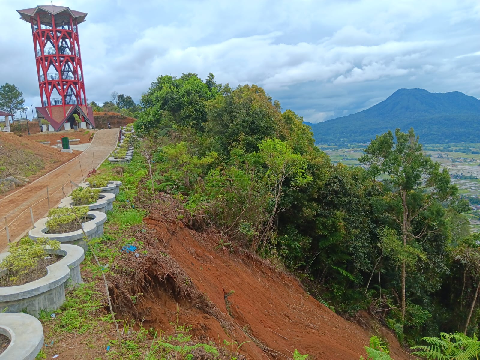 Bukit Menara Pandang Salib Kasih Longsor, Pengunjung Anjlok